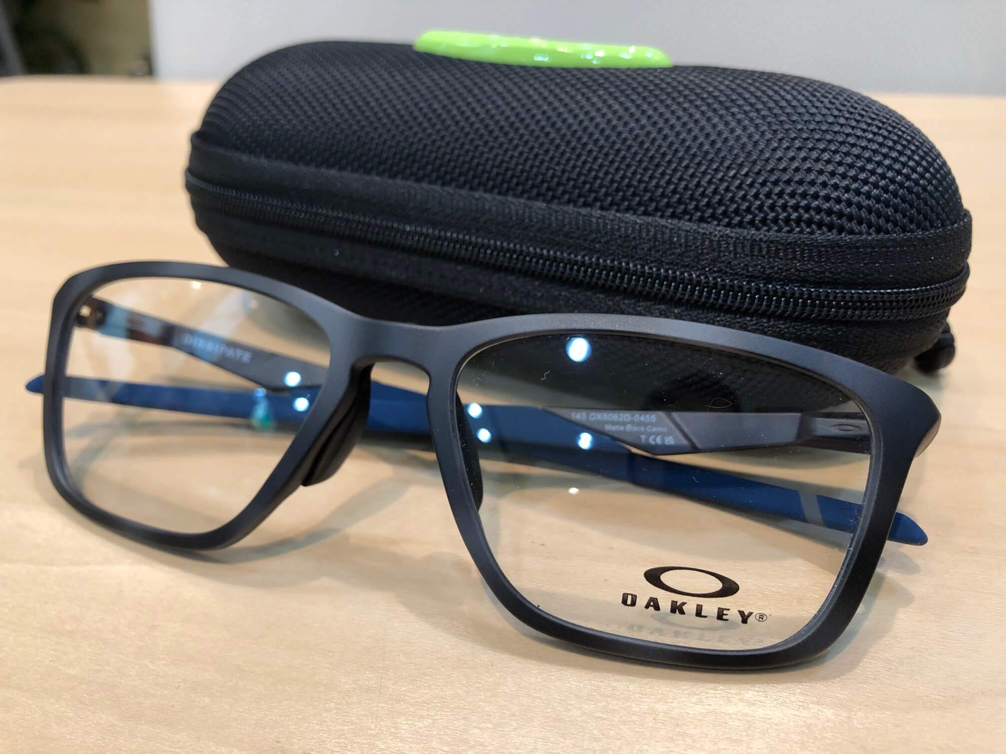 オークリーディスペイトOX8062Dモダンな四角型のスポーティーなメガネ