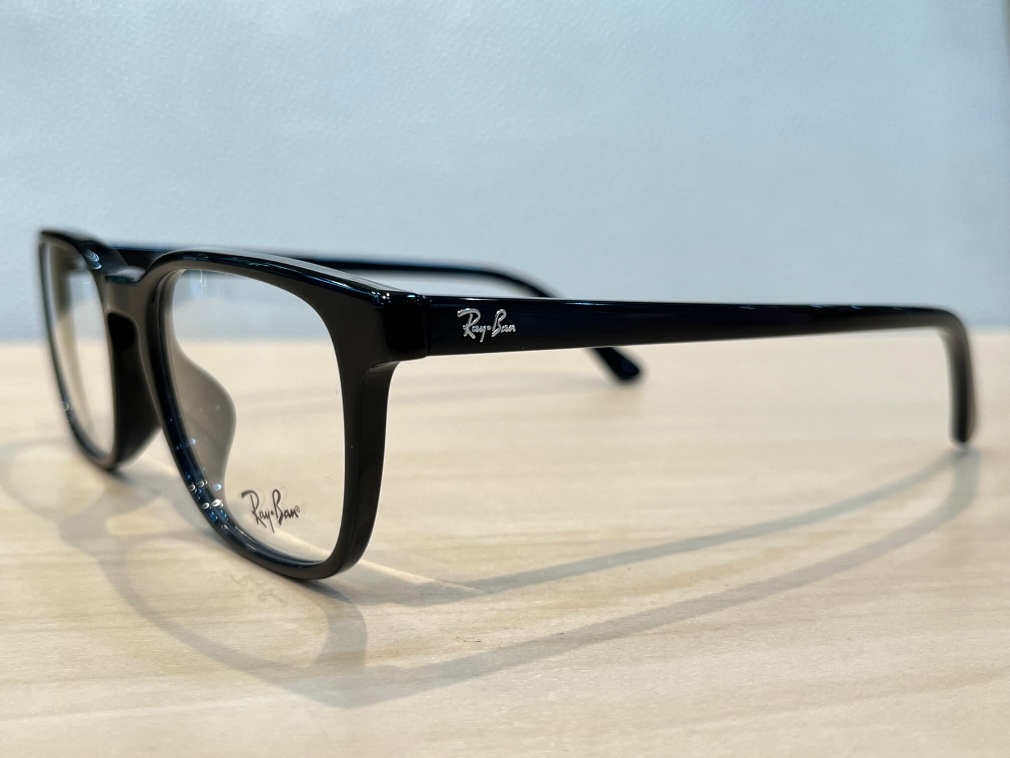 レイバンRB5418F四角型丸みありのNEW黒縁メガネです。