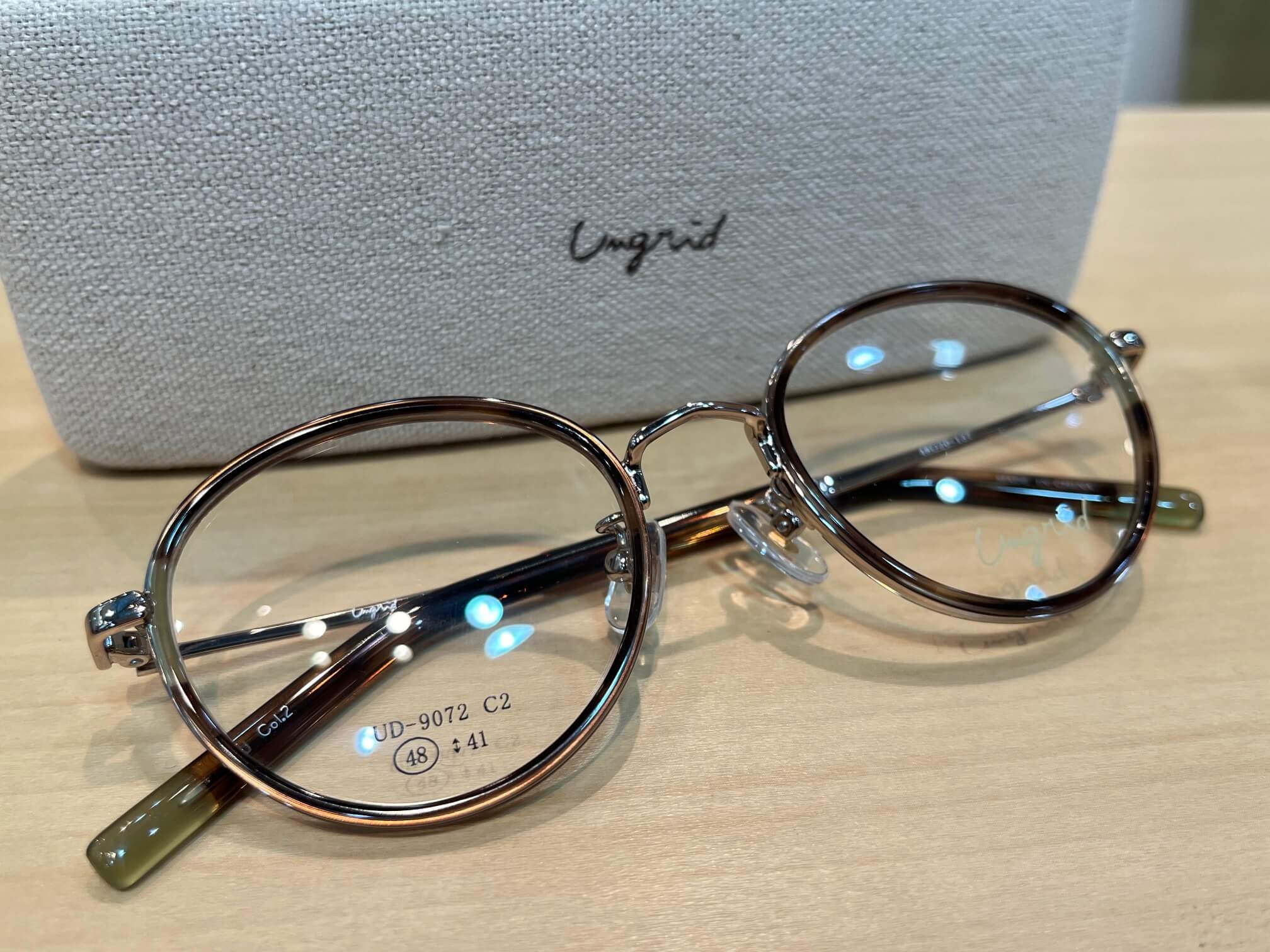 アングリッドUD-9072昔風レトロタイプのおしゃれ女性メガネです。
