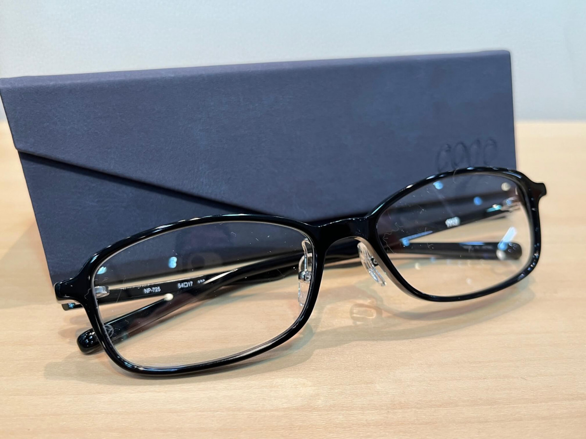 フォーナインズNP-725再生産された人気の黒縁メガネです。