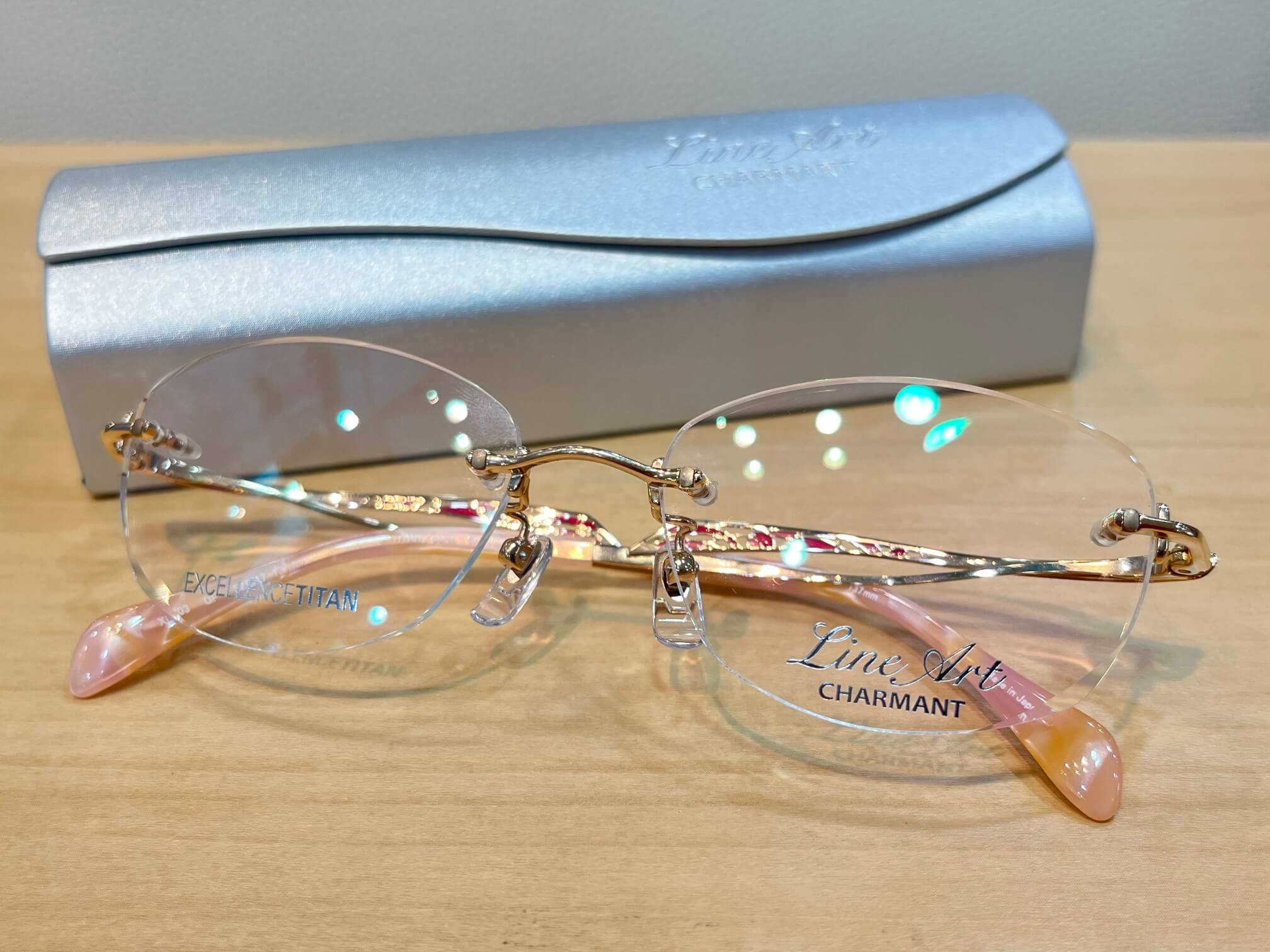 ラインアートシャルマンXL1703輝かしく華やかな流行りのふちなしメガネです。